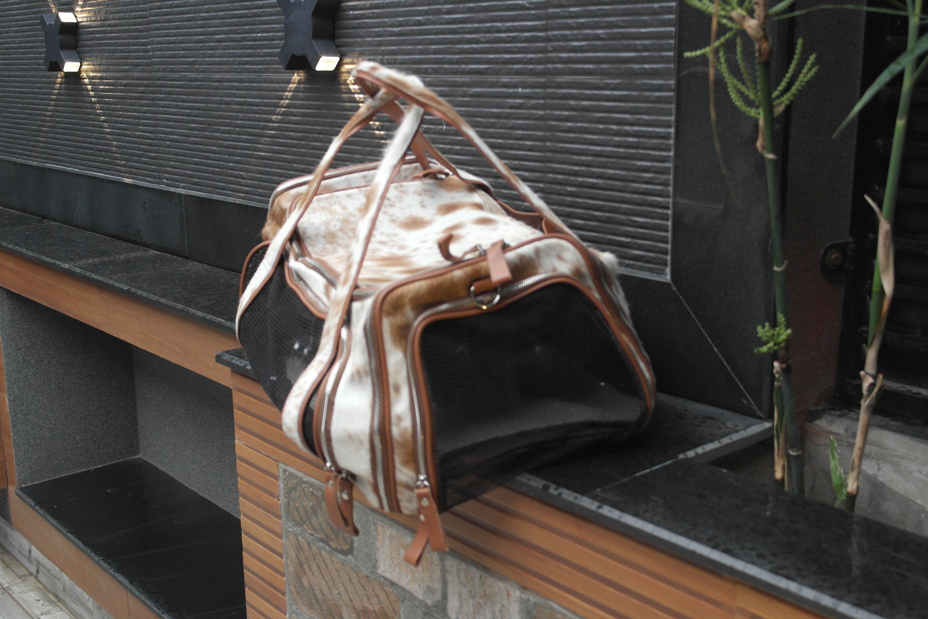 Premium Quality Cowhide Leather Pet Carrier Bag for Cats and Dogs